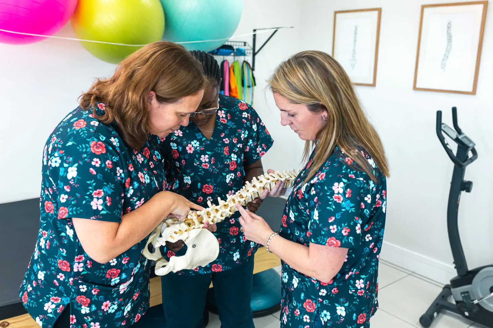 Anneli Müller physiotherapists assessing a spine model together